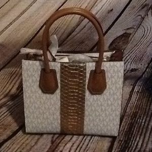 Michael kors medium messenger purse